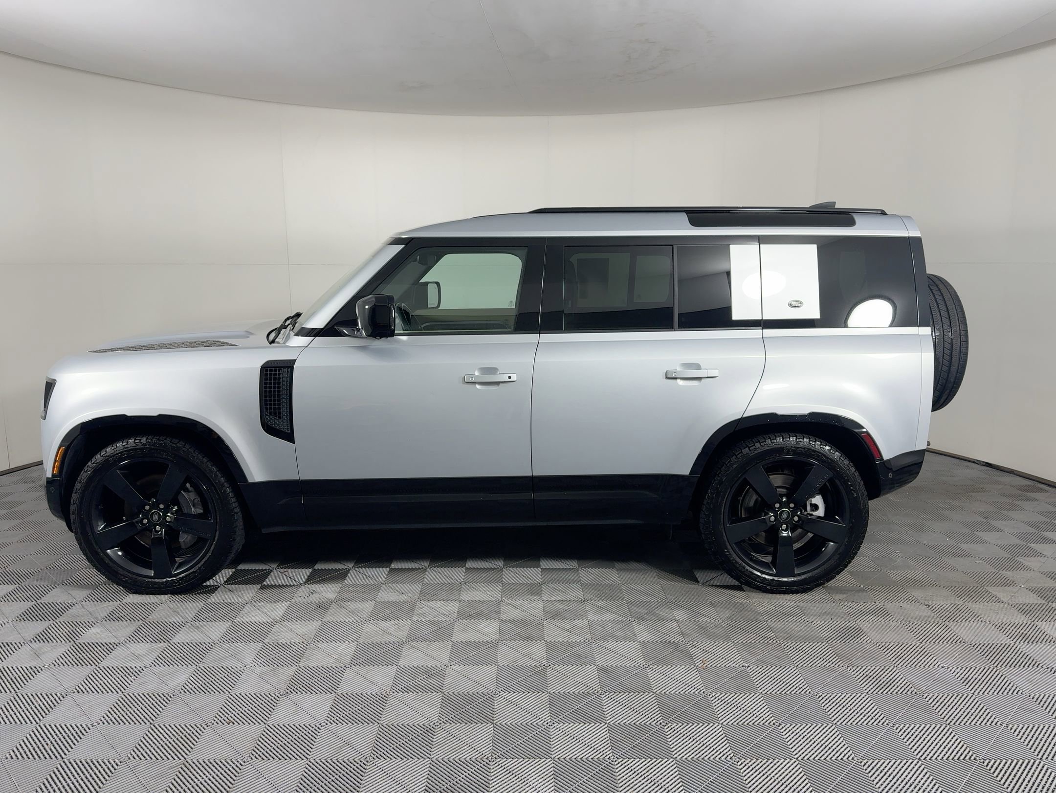 Used 2022 Land Rover Defender 110 X-Dynamic SE image 2