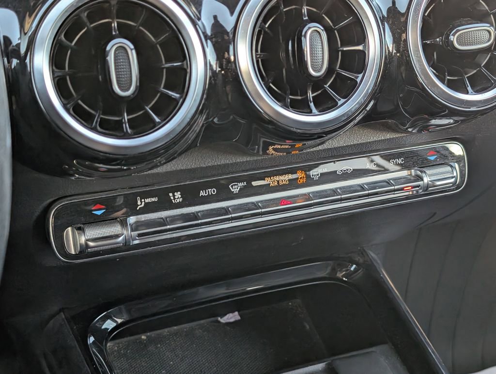 Used 2020 Mercedes-Benz GLB 250 4MATIC w/ Premium Package image 17