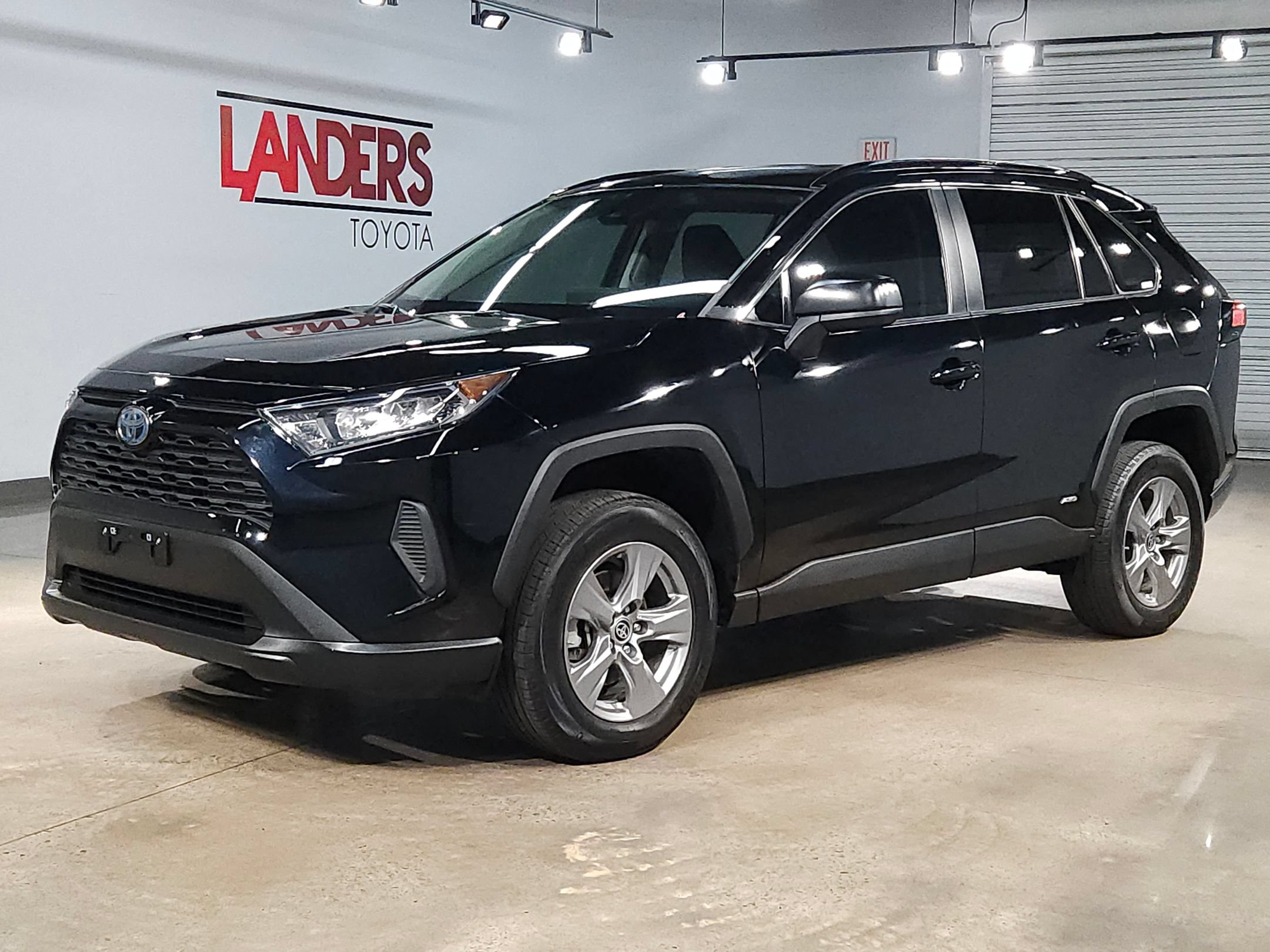 Used 2022 Toyota RAV4 LE AWD/4WD image 3