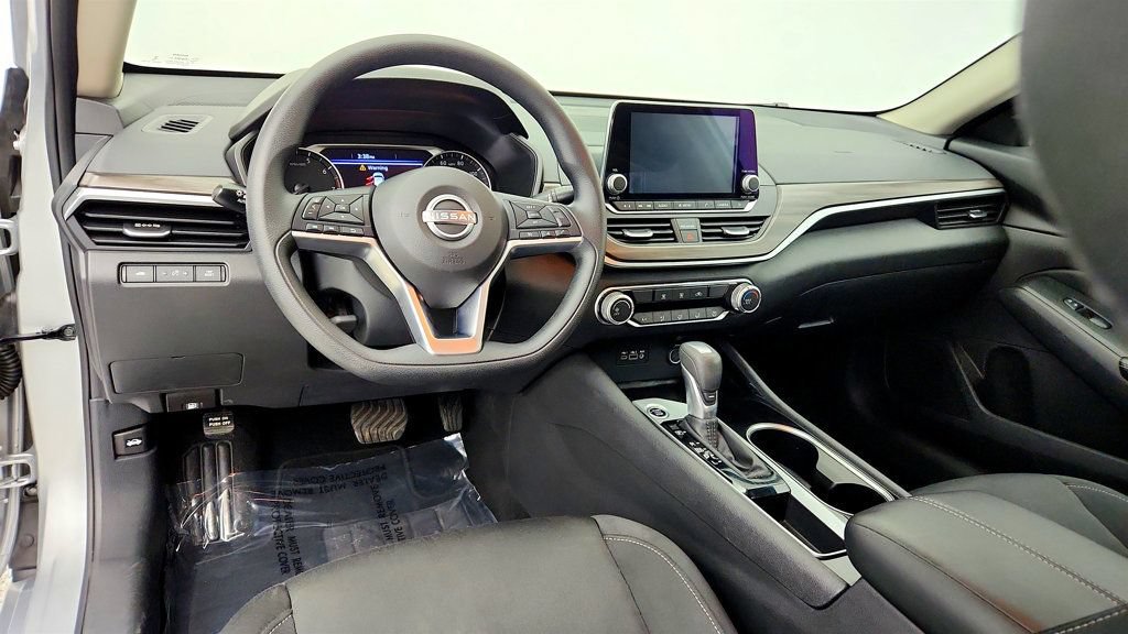 Used 2024 Nissan Altima 2.5 SV FWD image 12