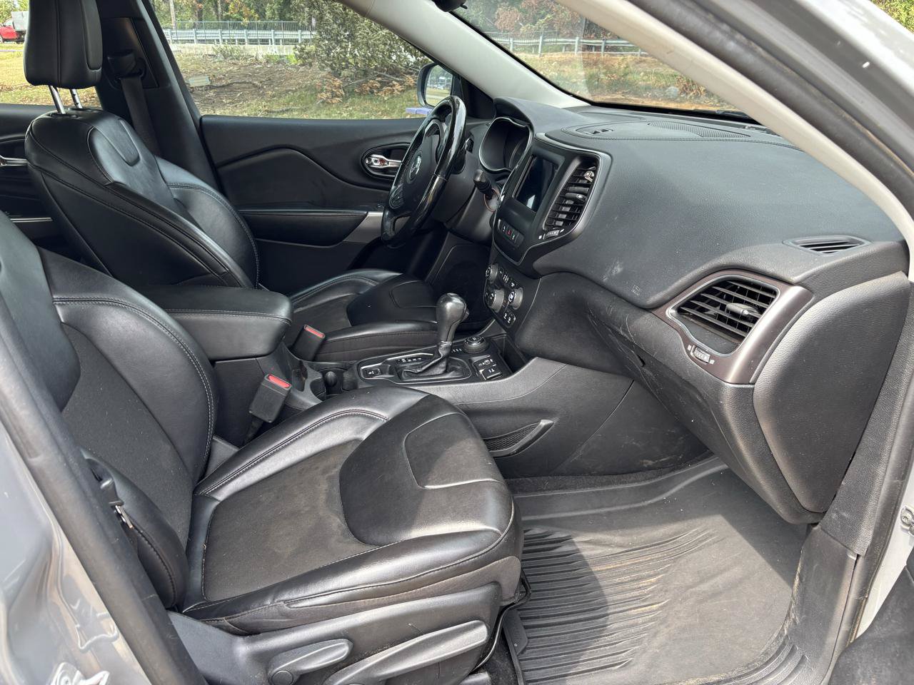Used 2021 Jeep Cherokee Latitude Plus w/ Mopar Interior Package AWD/4WD image 10