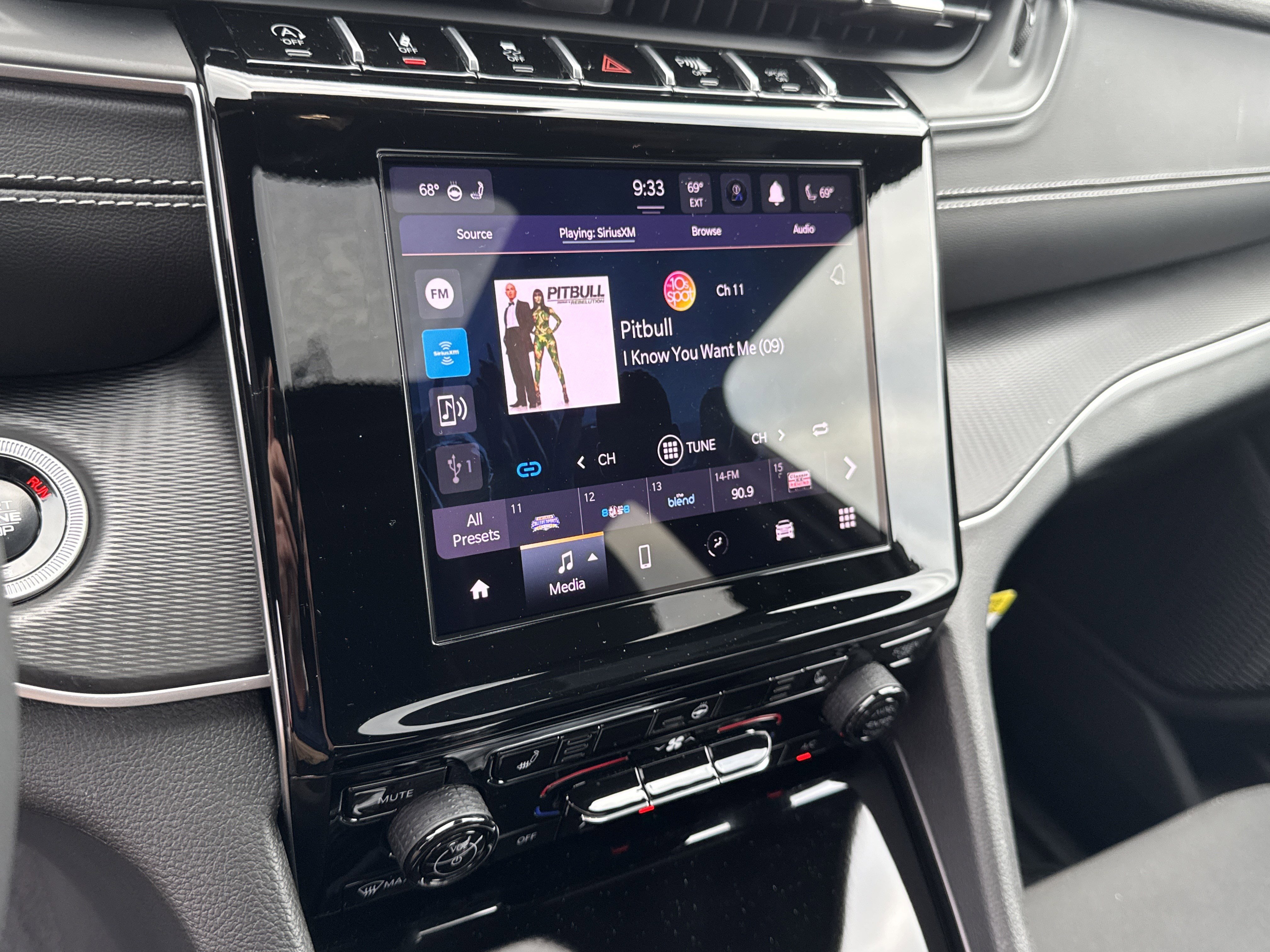 Used 2025 Jeep Grand Cherokee Laredo X w/ Luxury Tech Group I image 27