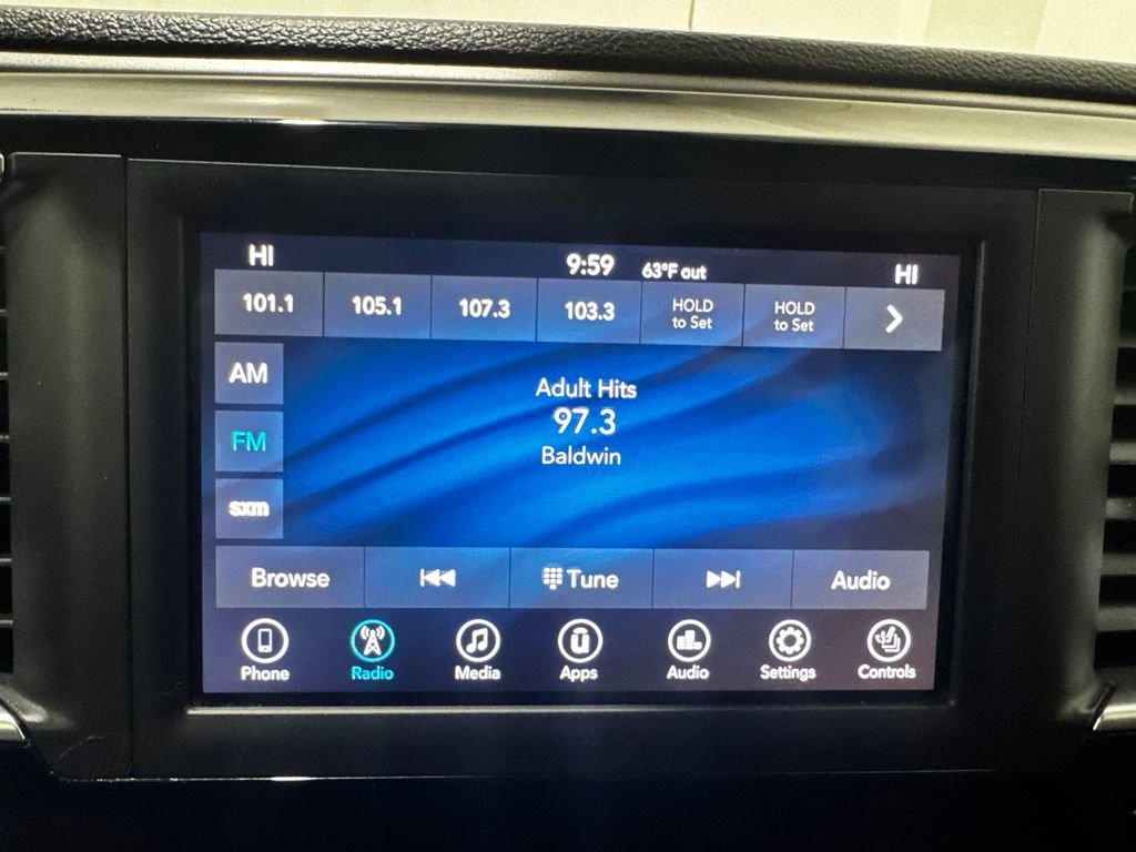 Used 2020 Chrysler Pacifica Touring-L FWD image 2