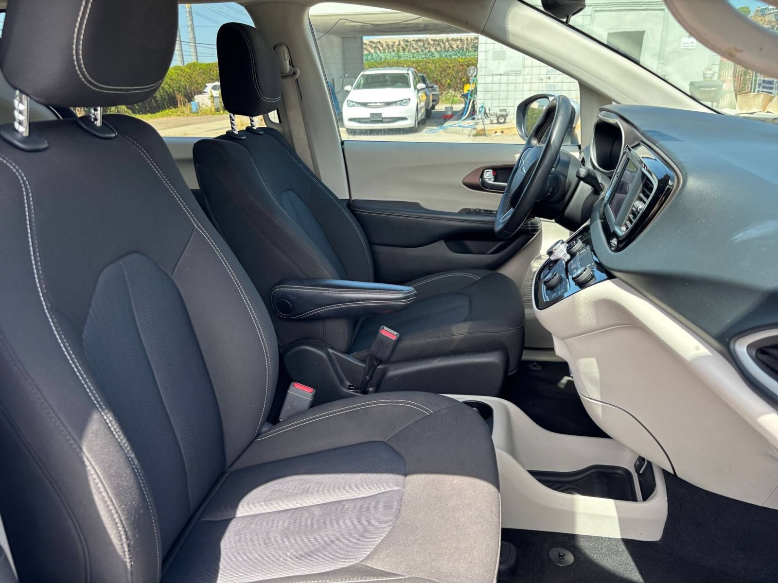Used 2023 Chrysler Voyager LX FWD image 38