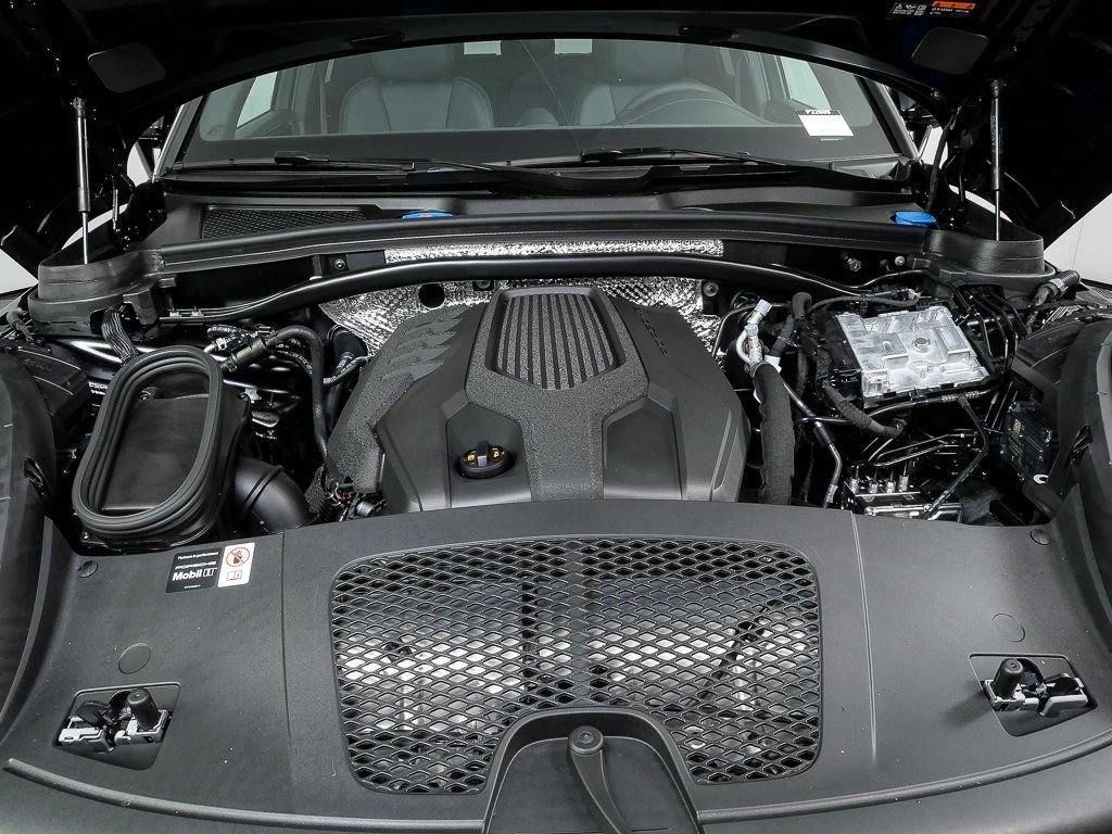 Certified 2026 Porsche Macan AWD/4WD image 35