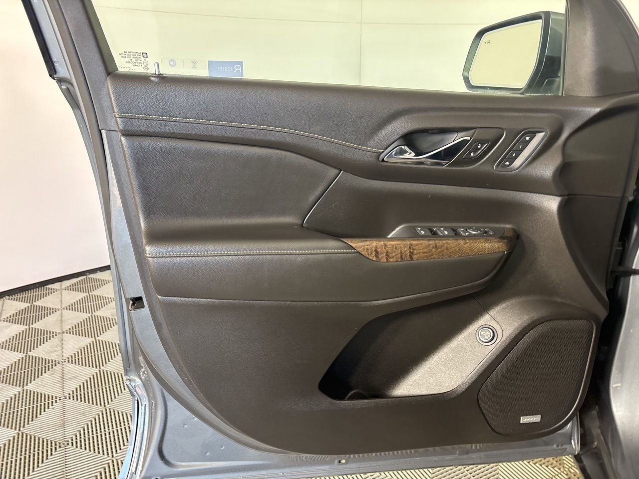 Used 2022 GMC Acadia Denali w/ Denali Ultimate Package image 8