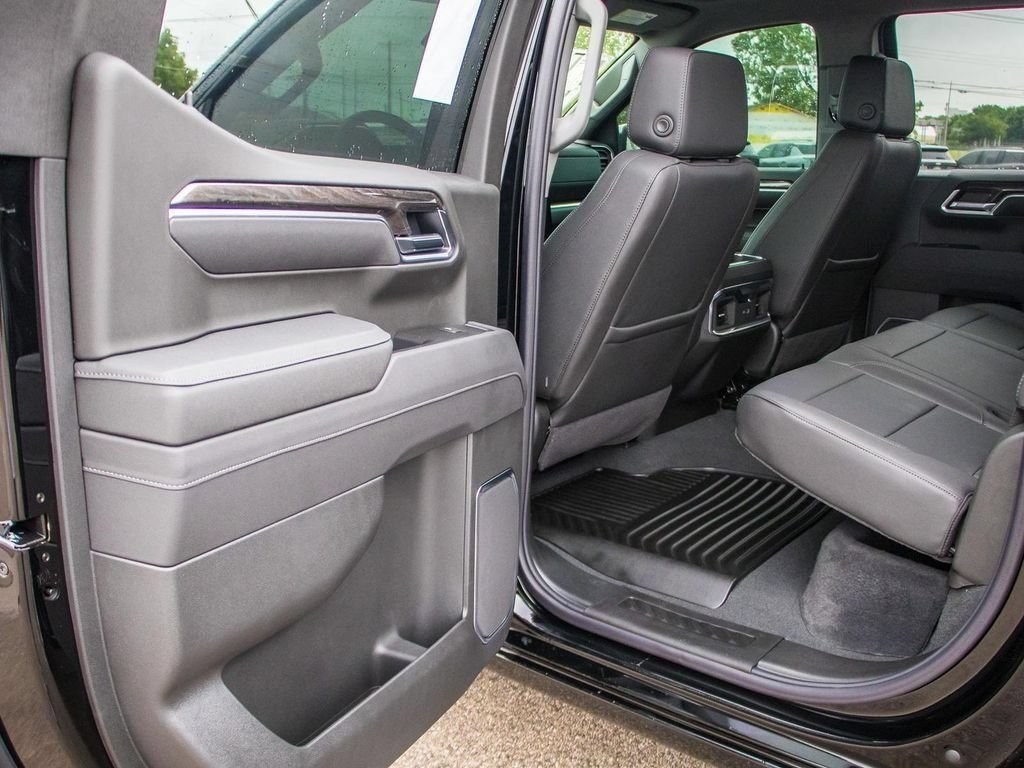 Used 2025 Chevrolet Silverado 1500 LTZ AWD/4WD image 45