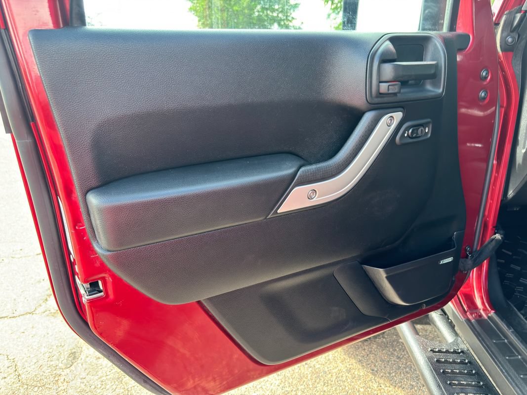 Used 2013 Jeep Wrangler Unlimited Sahara w/ Dual Top Group AWD/4WD image 23
