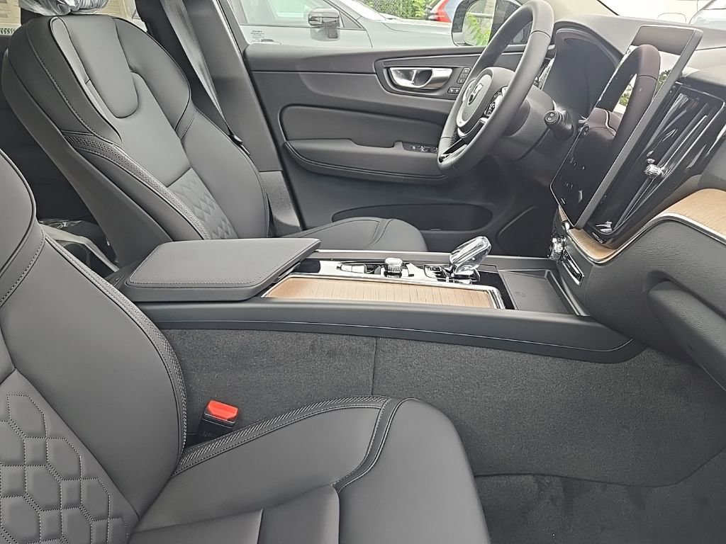 New 2026 Volvo XC60 B5 Core w/ Climate Package image 7