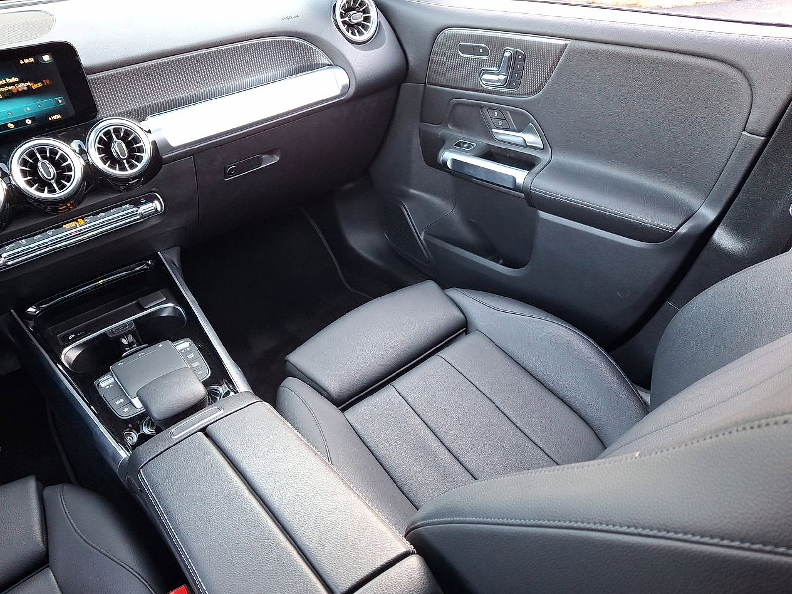 Used 2022 Mercedes-Benz GLB 250 4MATIC image 11