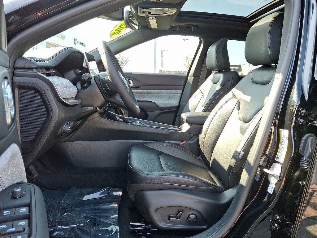 Used 2024 Jeep Compass Latitude w/ Sun and Sound Group image 13