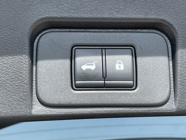 Used 2025 Nissan Rogue SV FWD image 28