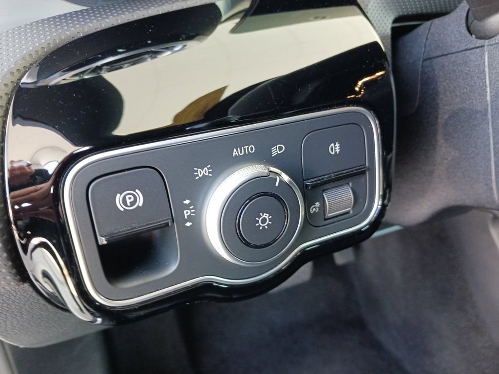 Used 2025 Mercedes-Benz CLA 250 image 36