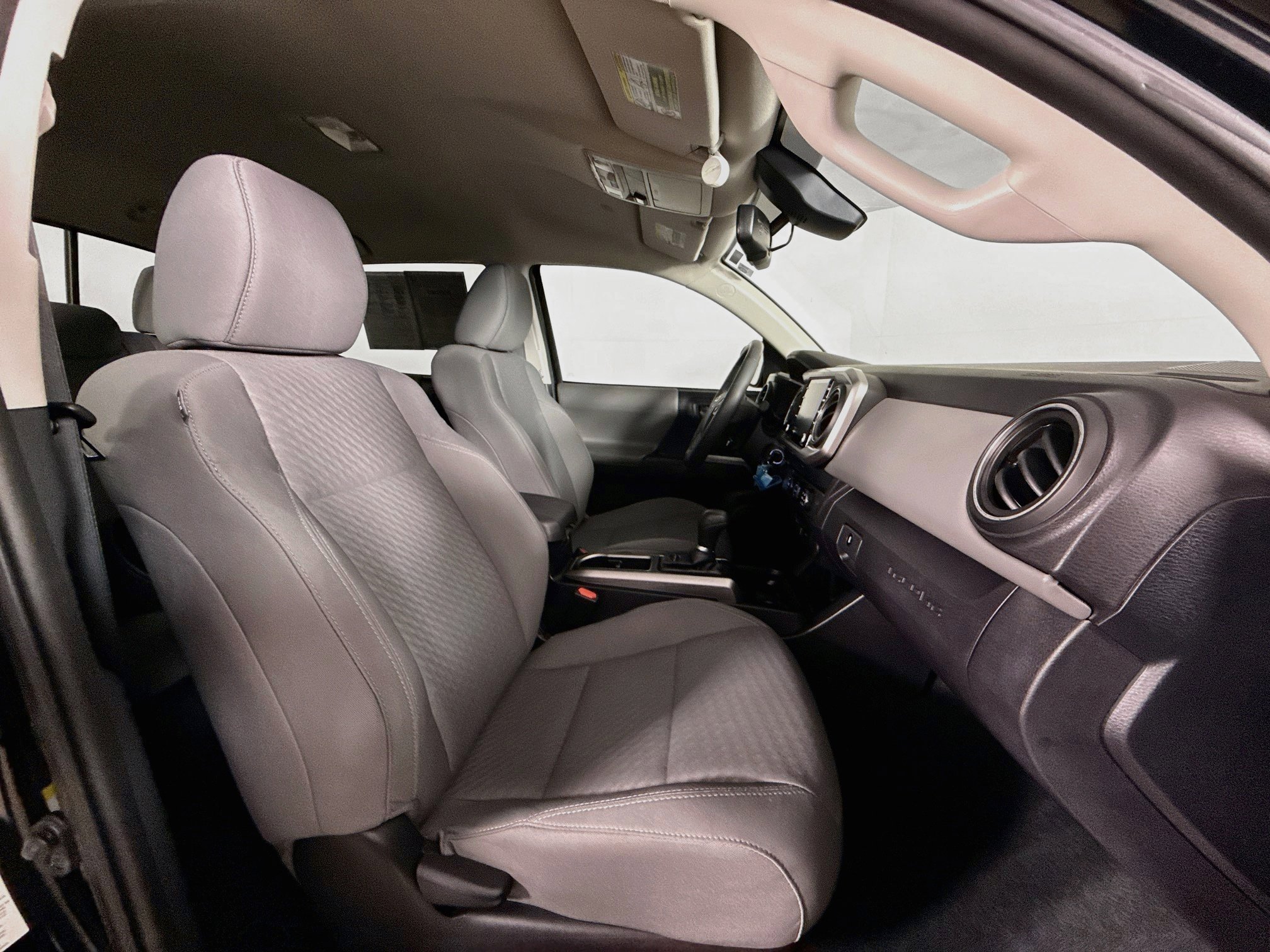 Used 2020 Toyota Tacoma SR5 RWD image 33