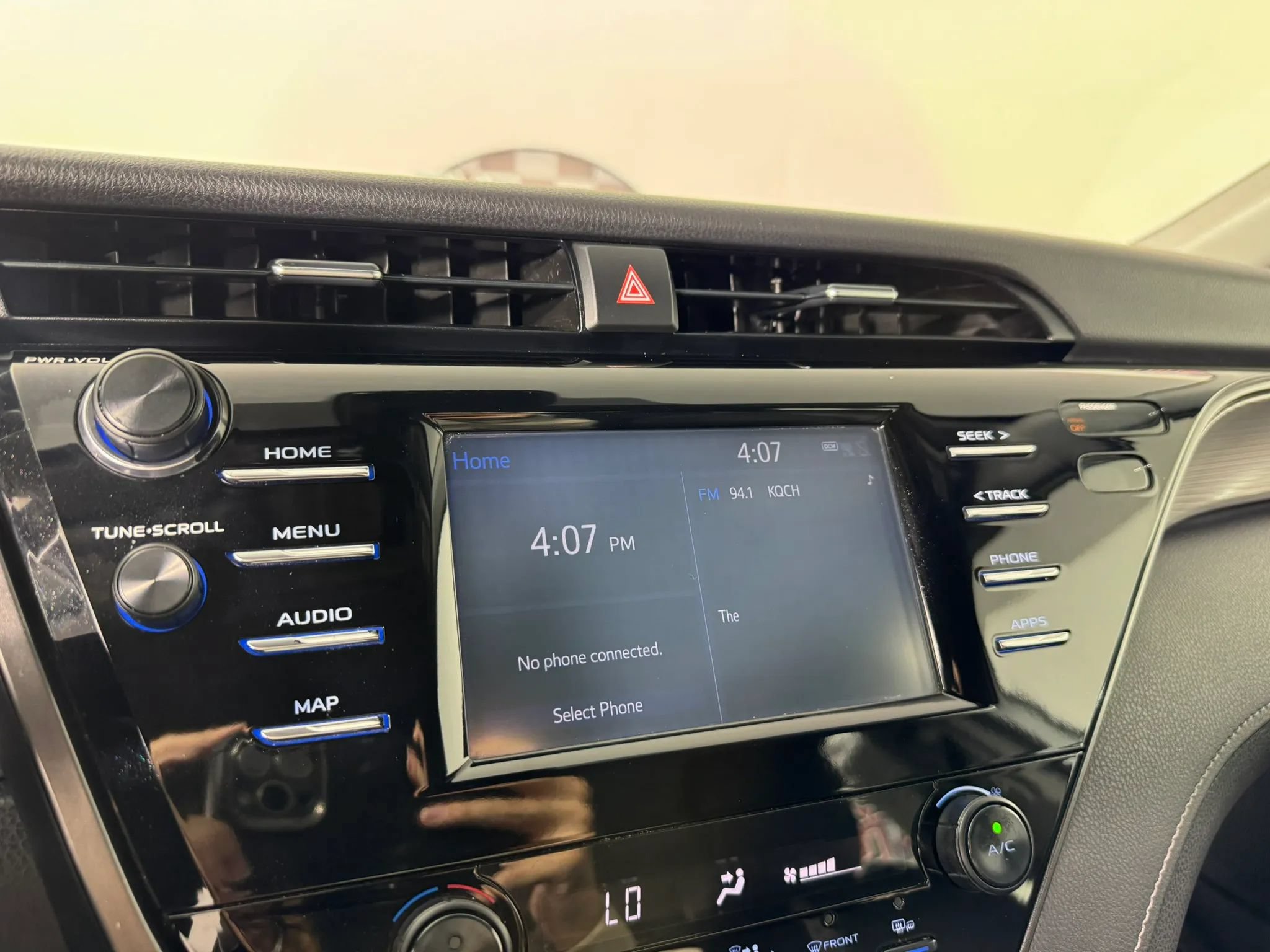 Used 2019 Toyota Camry SE w/ Convenience Package FWD image 19