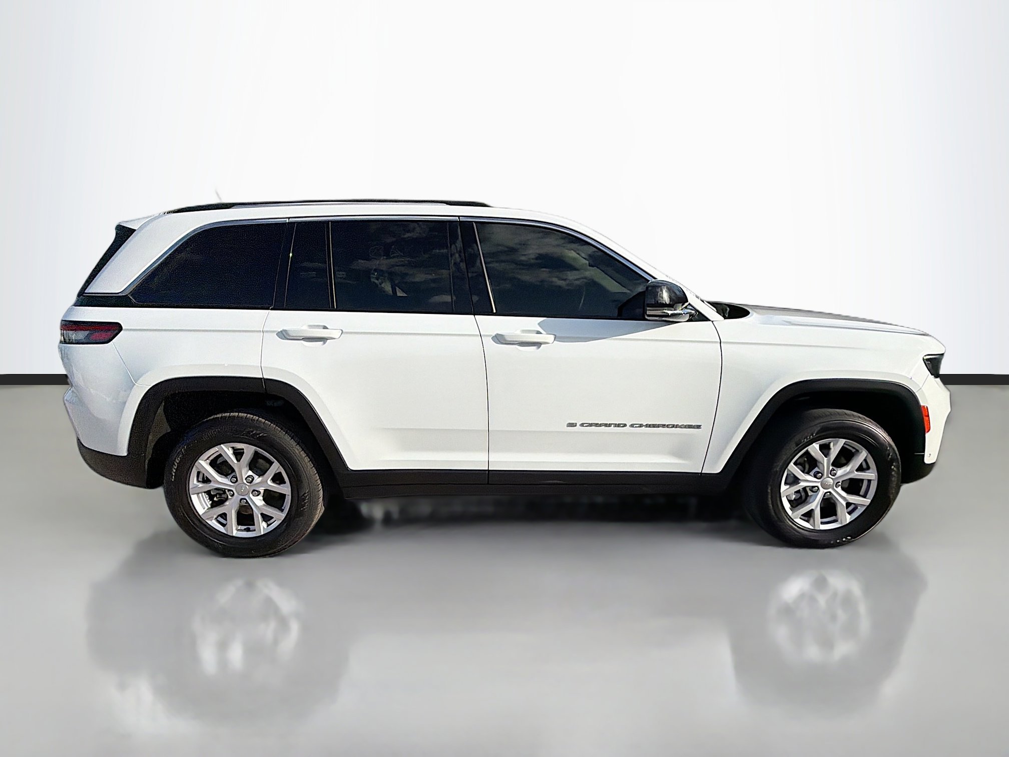 Used 2022 Jeep Grand Cherokee Limited w/ Luxury Tech Group II image 2