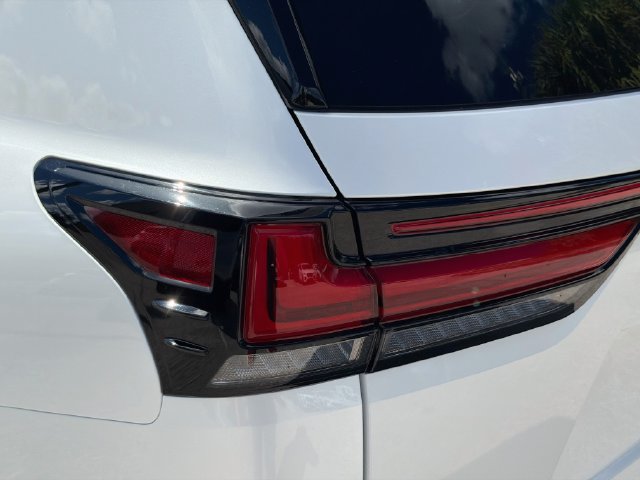 Used 2024 Lexus LX 600 4WD w/ Luxury Package image 10