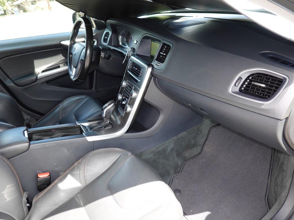 Used 2016 Volvo V60 T5 Cross Country Platinum image 23