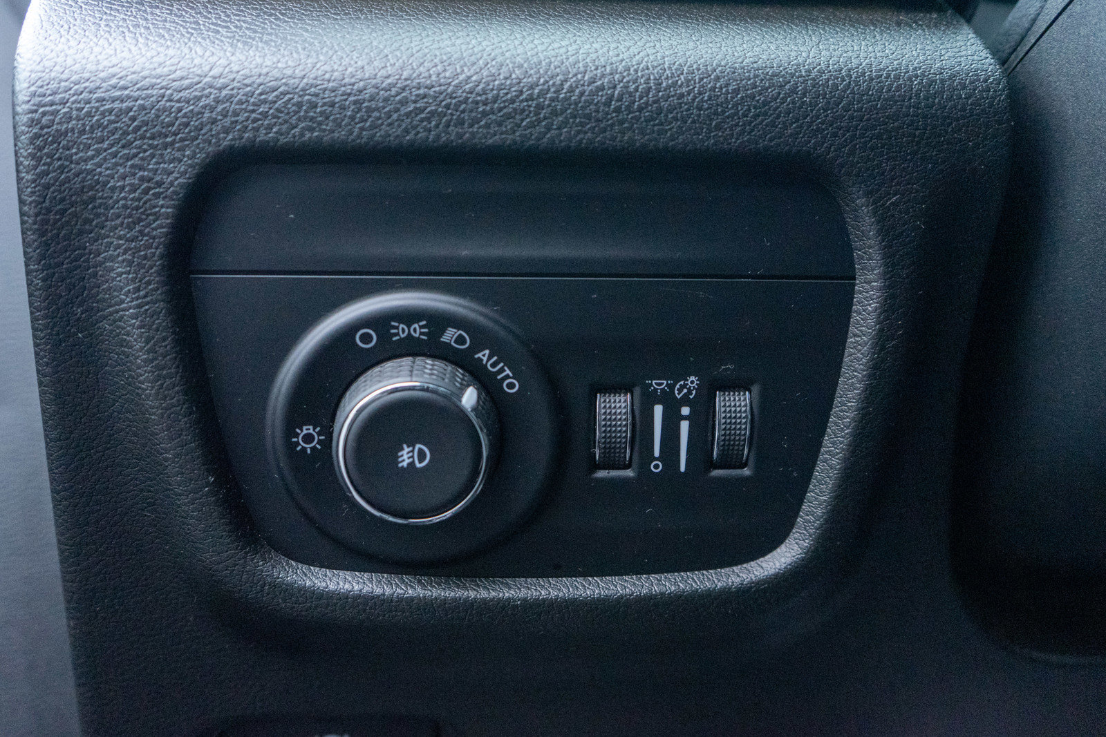 Used 2023 Jeep Grand Cherokee L Limited w/ Luxury Tech Group II image 16