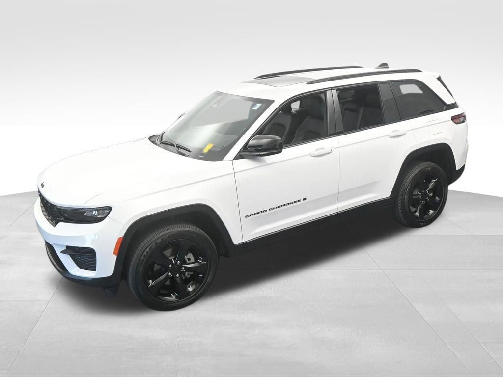 Used 2025 Jeep Grand Cherokee Altitude image 47