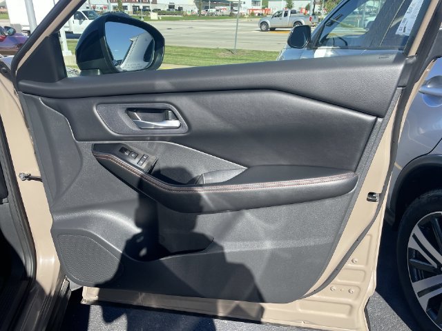 Used 2025 Nissan Rogue SV AWD/4WD image 38