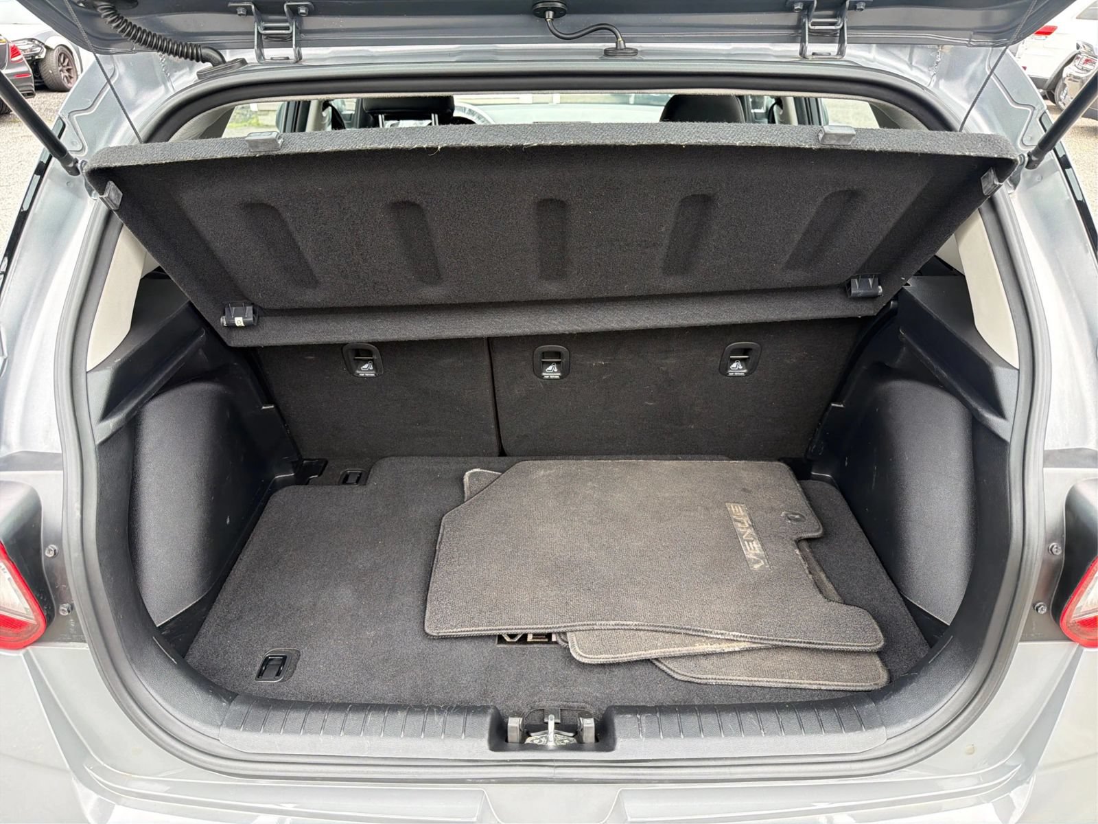 Used 2021 Hyundai Venue SE FWD image 11