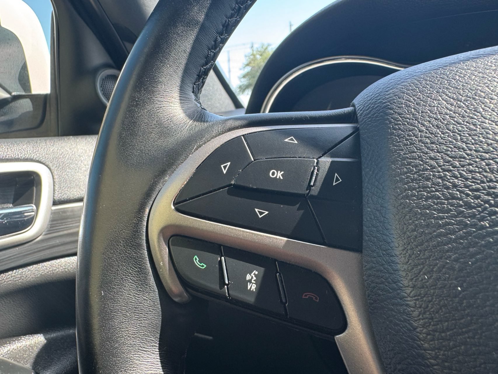 Used 2019 Jeep Grand Cherokee Altitude AWD/4WD image 15