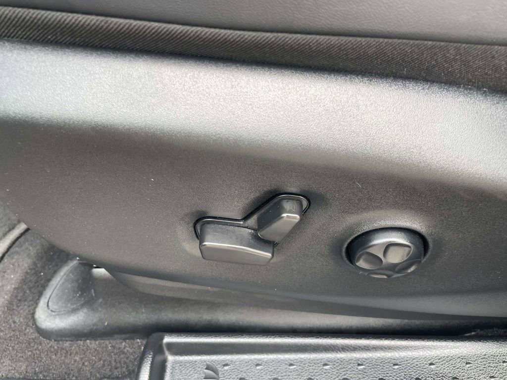 Used 2025 Chrysler Pacifica Select image 12