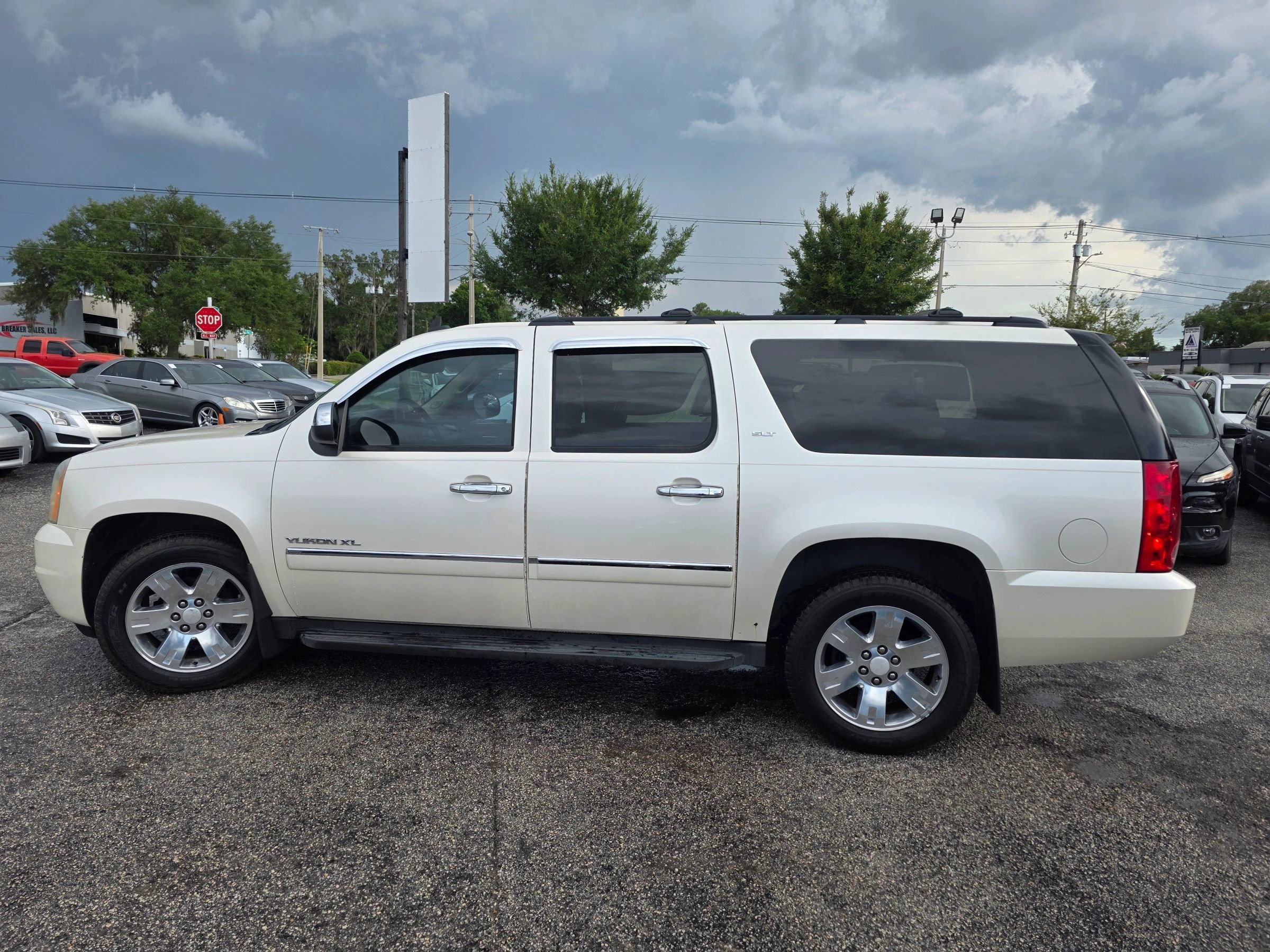 Used 2012 GMC Yukon XL SLT w/ Regional Value Package RWD image 4