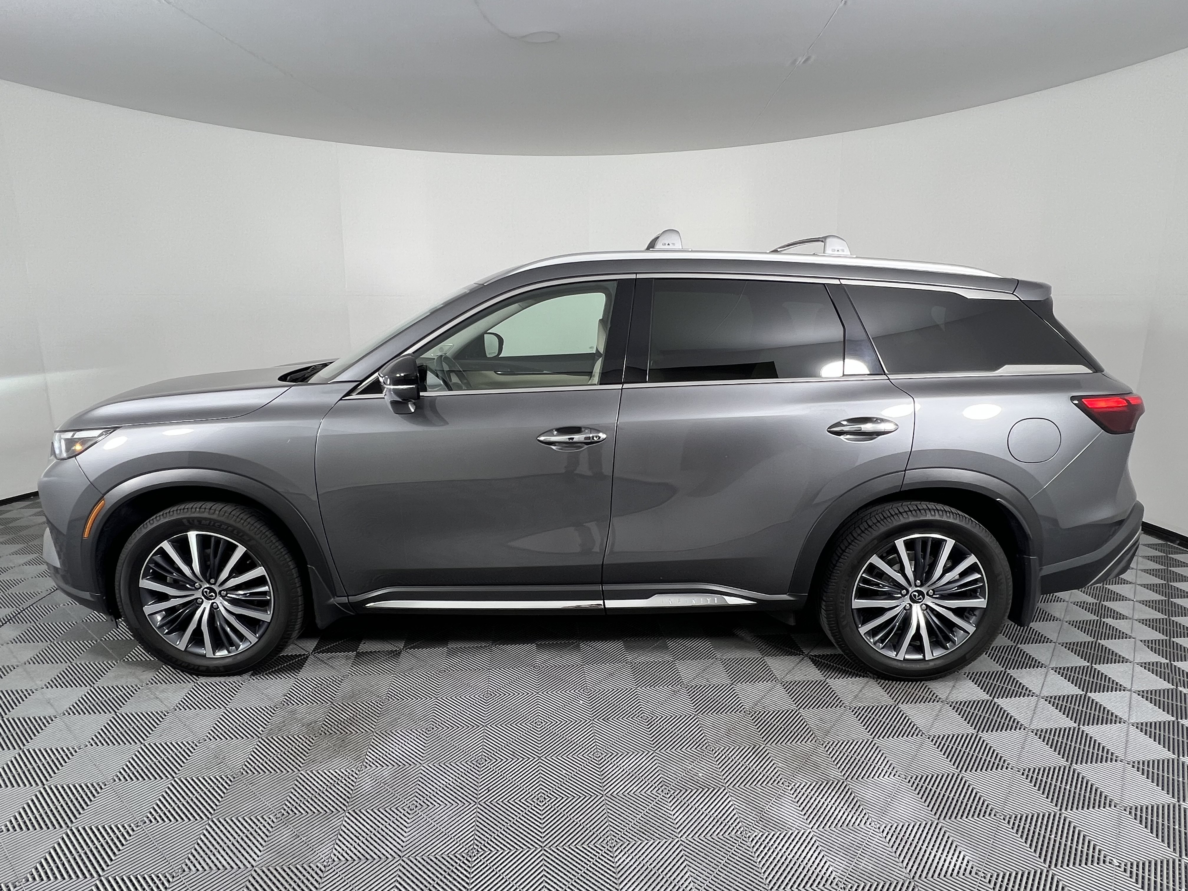 Used 2023 INFINITI QX60 Sensory w/ Cargo Package AWD/4WD image 9