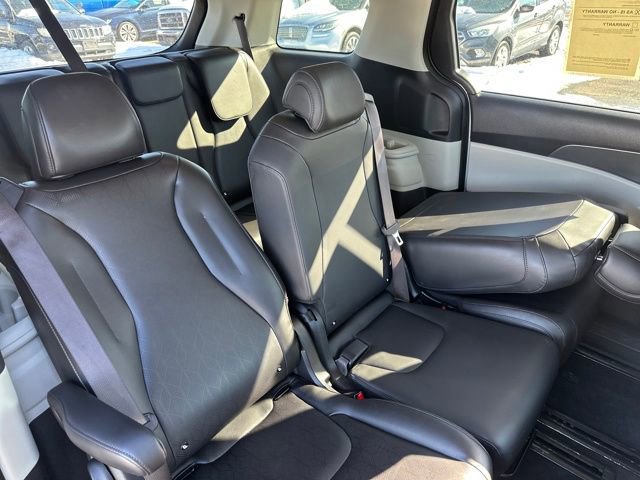 Used 2022 Kia Carnival LX image 17