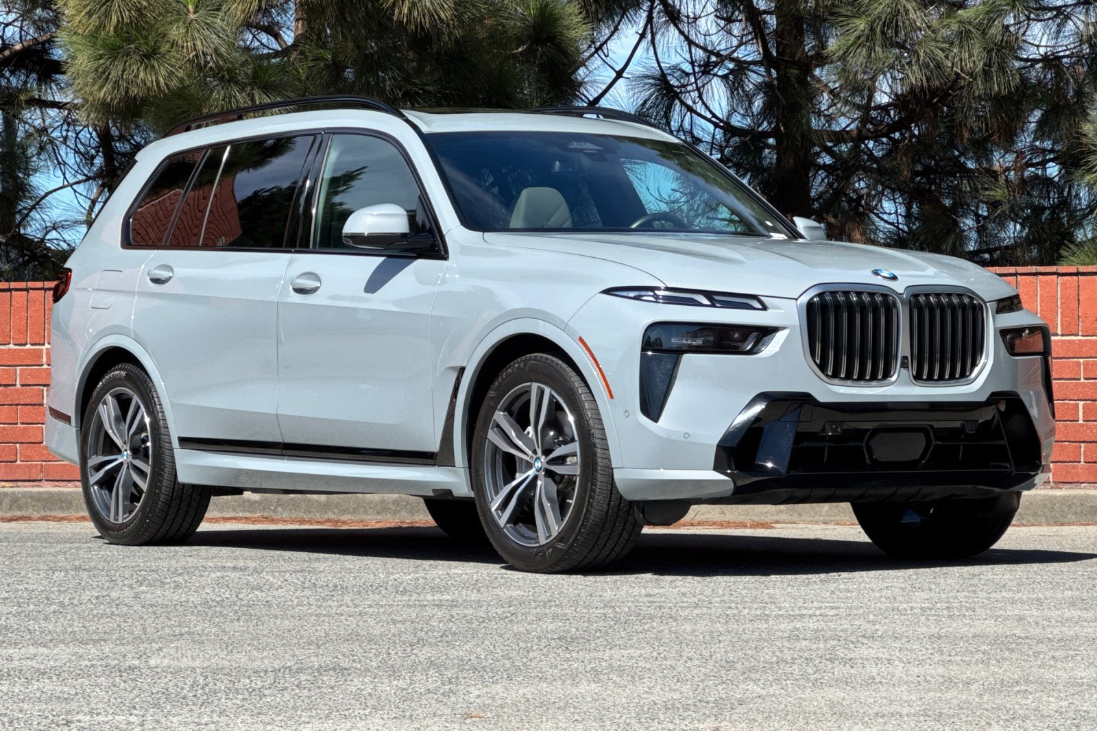 Used 2024 BMW X7 xDrive40i w/ M Sport Package AWD/4WD image 2