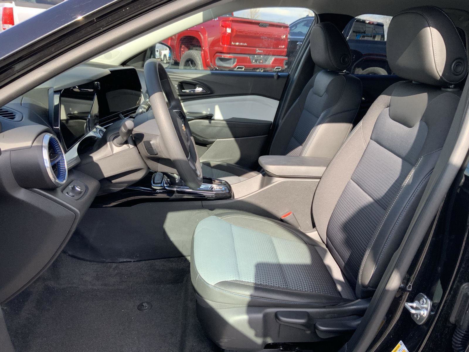 Used 2025 Chevrolet Trax LT FWD image 22