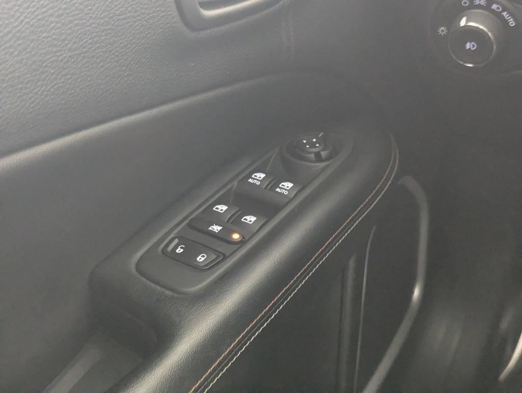 Used 2018 Jeep Compass Latitude w/ Cold Weather Group AWD/4WD image 15