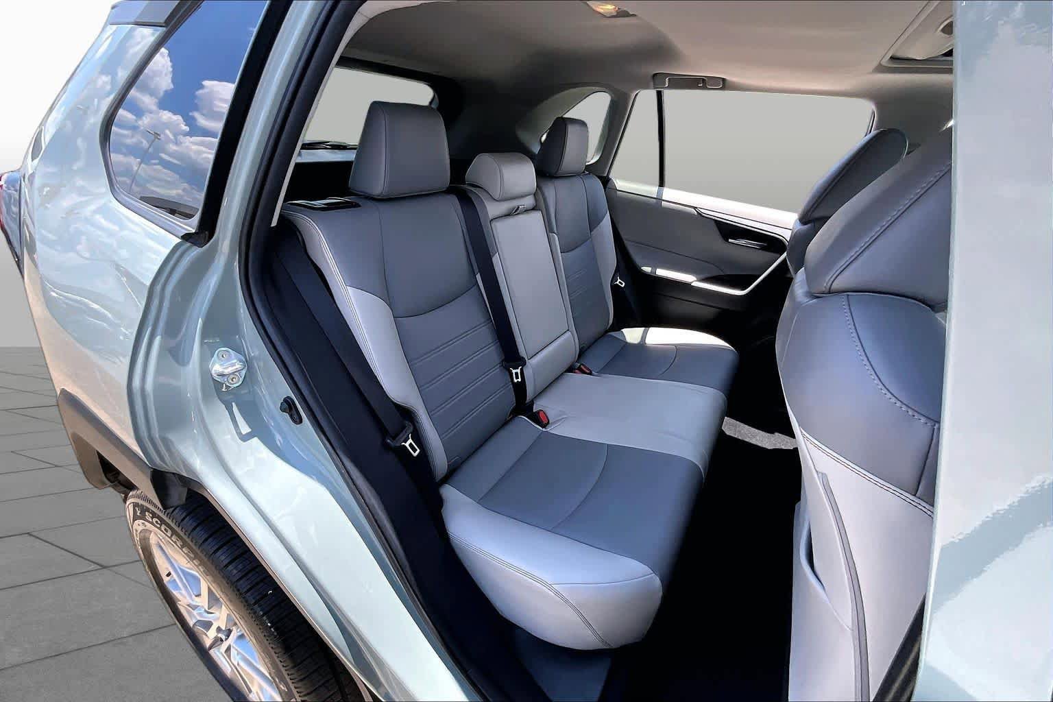 Used 2020 Toyota RAV4 XLE Premium FWD image 21