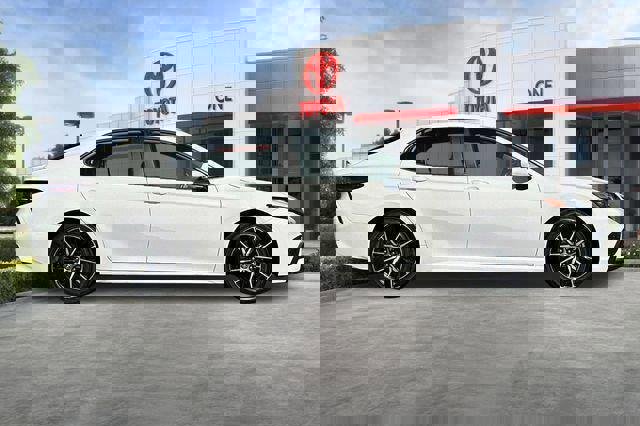 Used 2024 Toyota Camry SE image 3