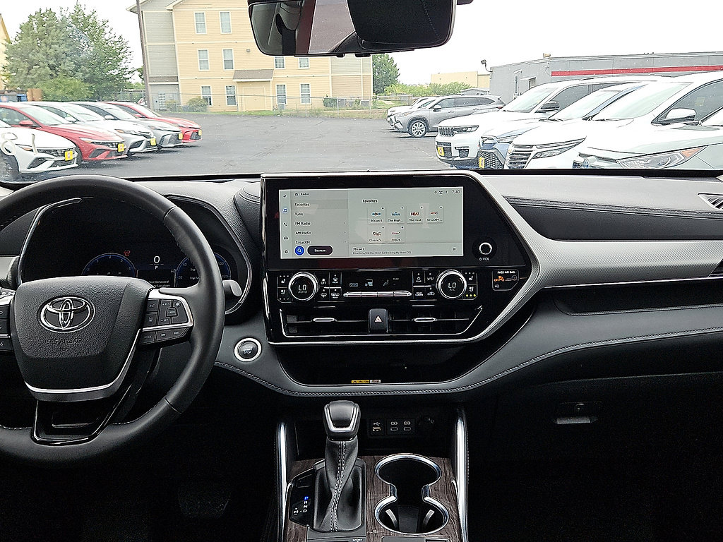 Used 2024 Toyota Highlander Platinum AWD/4WD image 10