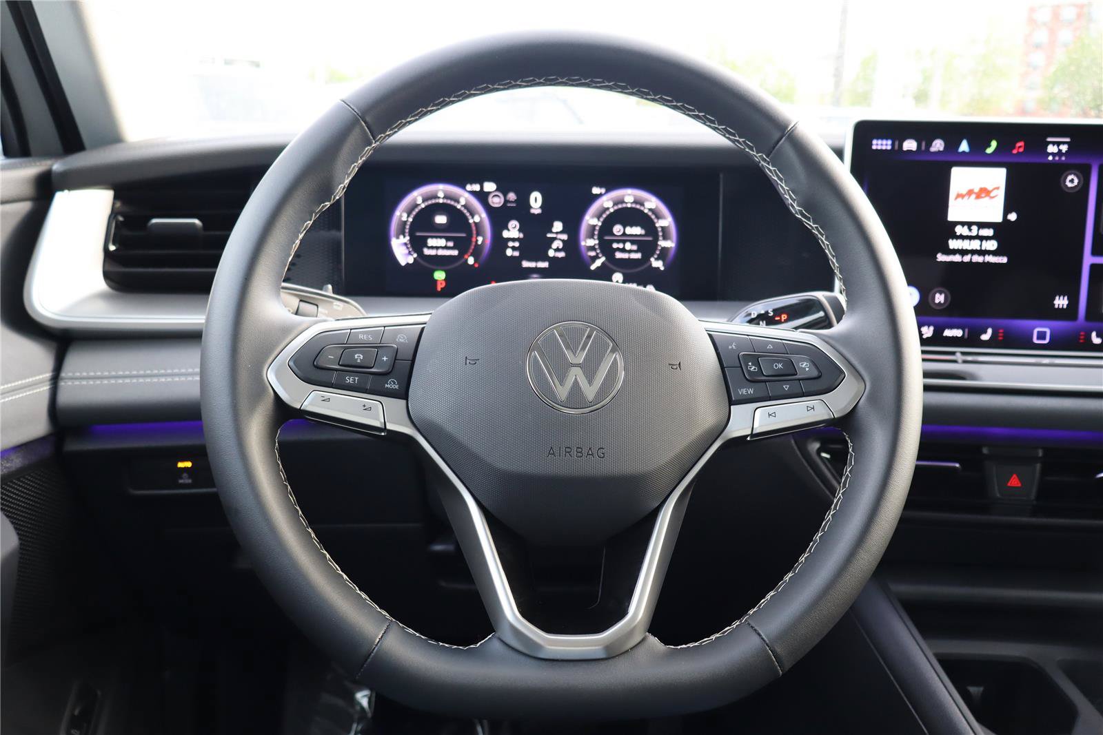 Used 2025 Volkswagen Tiguan SE w/ Panoramic Sunroof Package AWD/4WD image 15