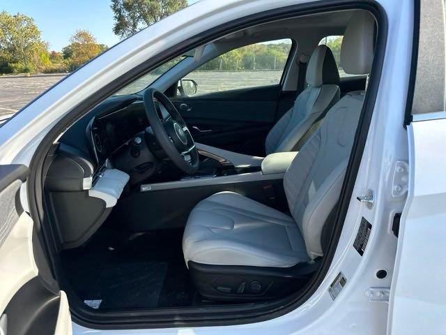 New 2025 Hyundai Elantra Limited w/ Cargo Package image 9
