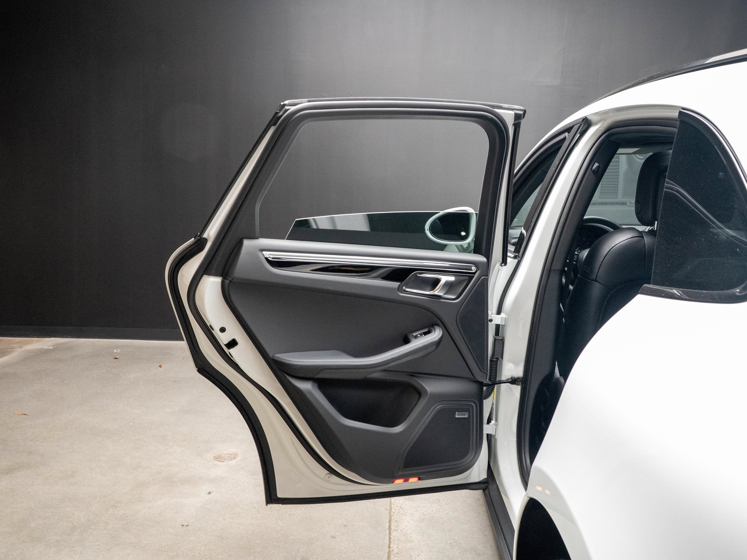 Certified 2026 Porsche Macan AWD/4WD image 31