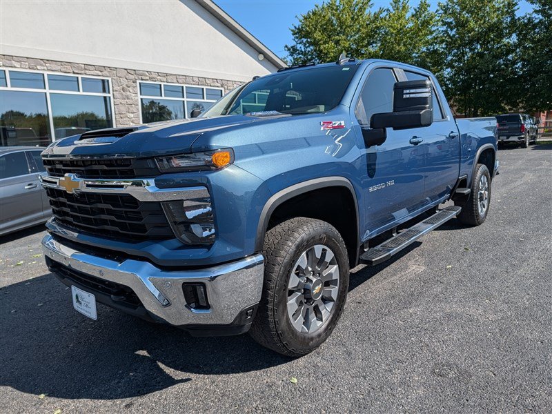 Used 2025 Chevrolet Silverado 2500 LT w/ All Star Edition AWD/4WD image 2