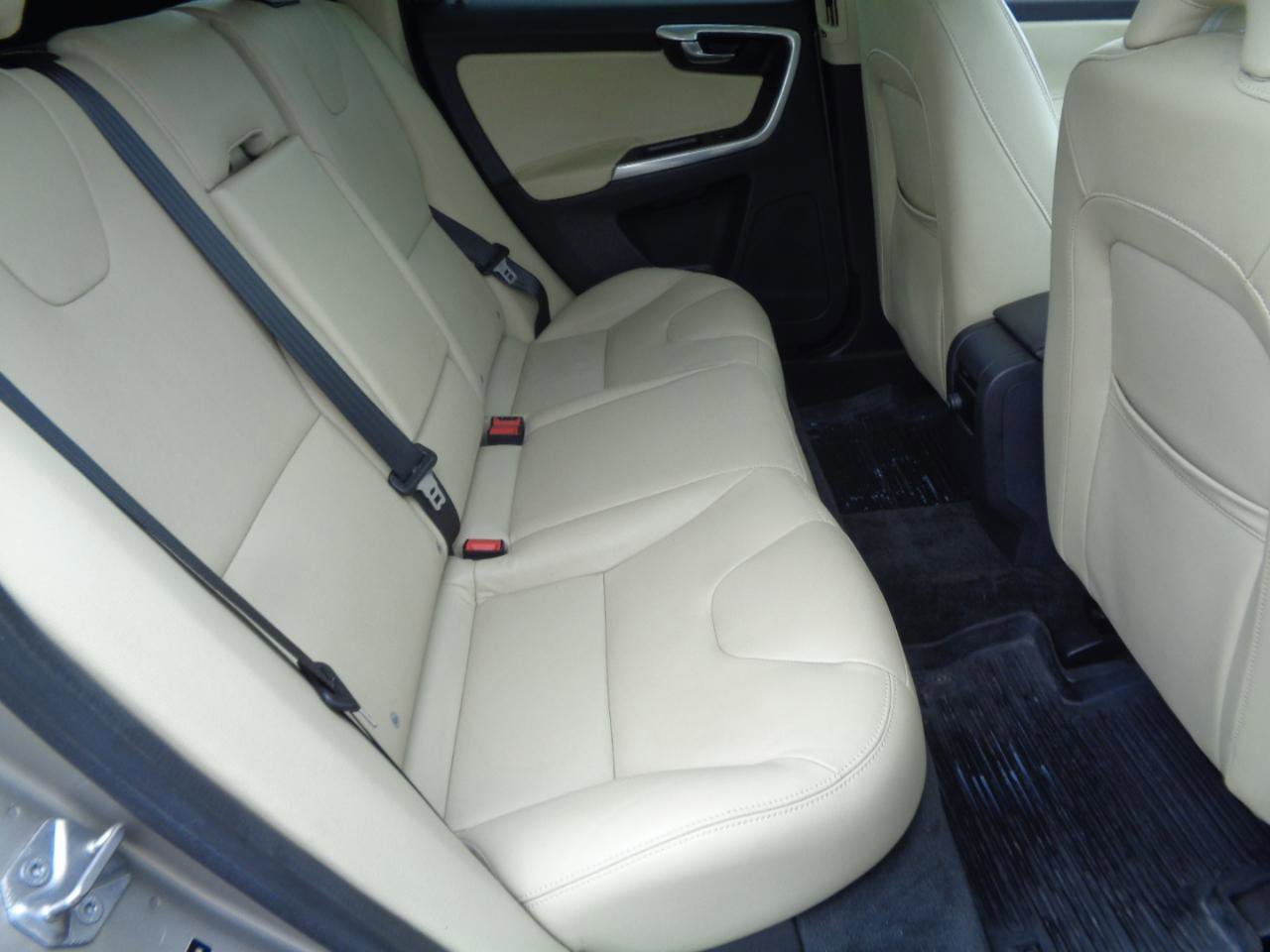 Used 2016 Volvo XC60 T5 Platinum w/ Protection Package FWD image 8