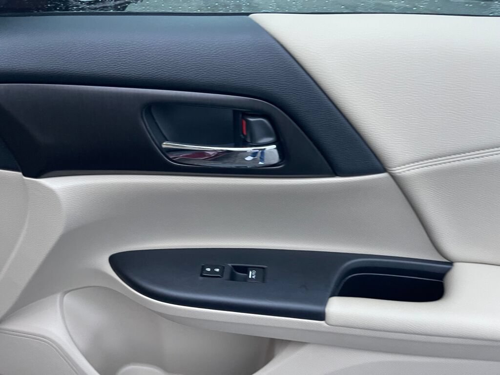 Used 2015 Honda Accord EX image 32