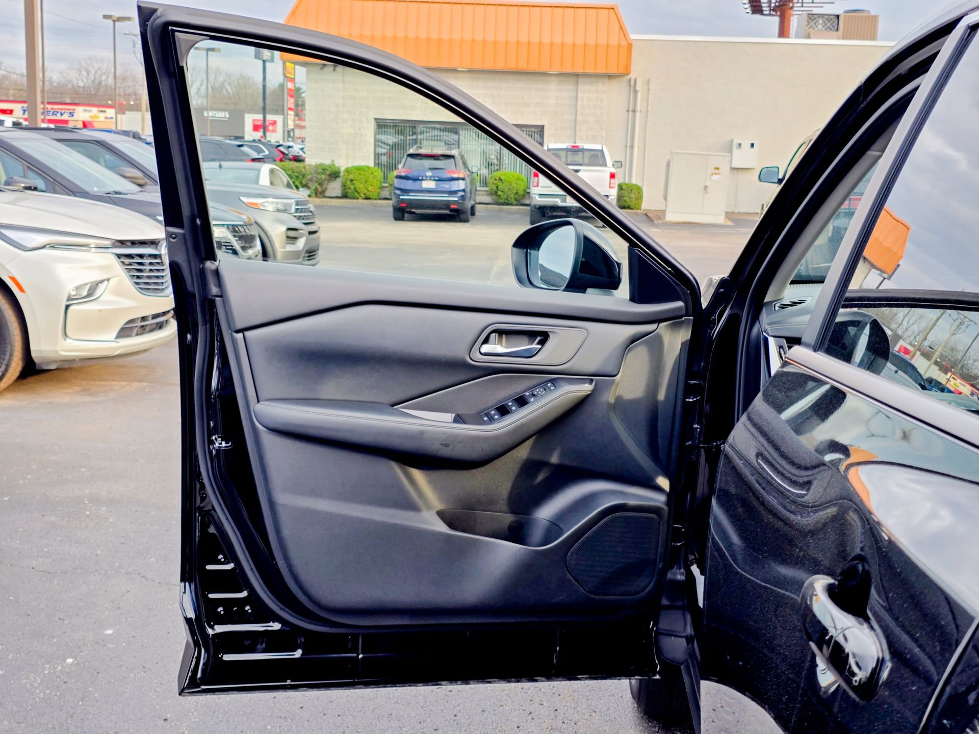 Used 2025 Nissan Rogue SV FWD image 24