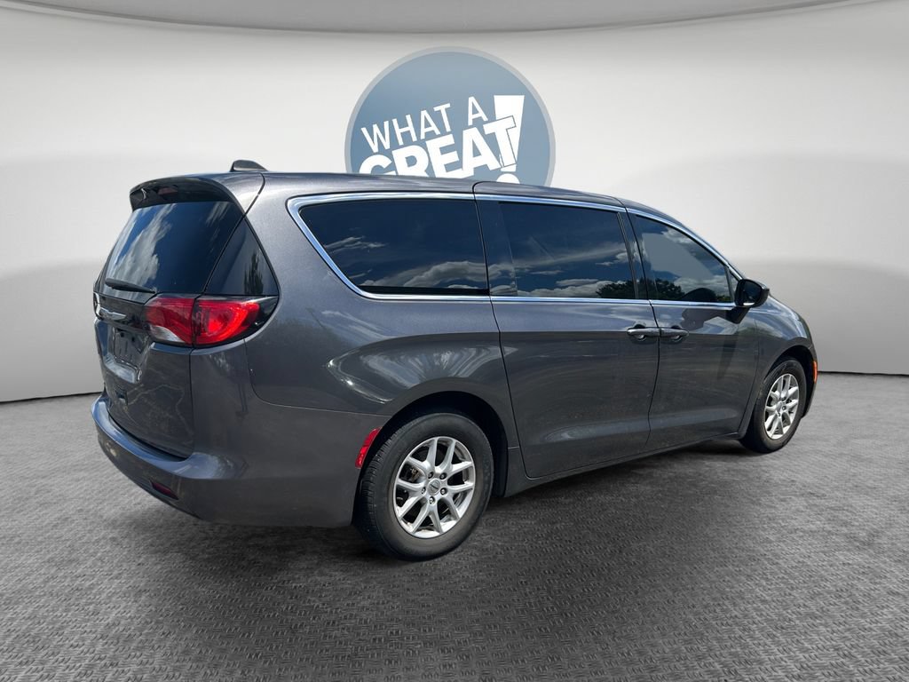 Certified 2023 Chrysler Voyager LX FWD image 3
