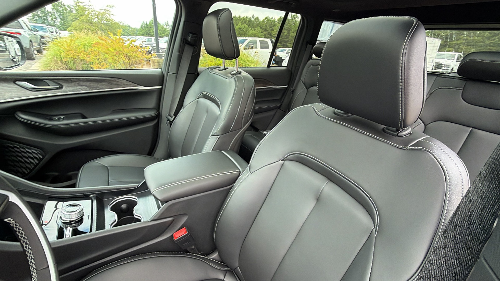 New 2026 Jeep Grand Cherokee Limited w/ Limited Altitude Package AWD/4WD image 17