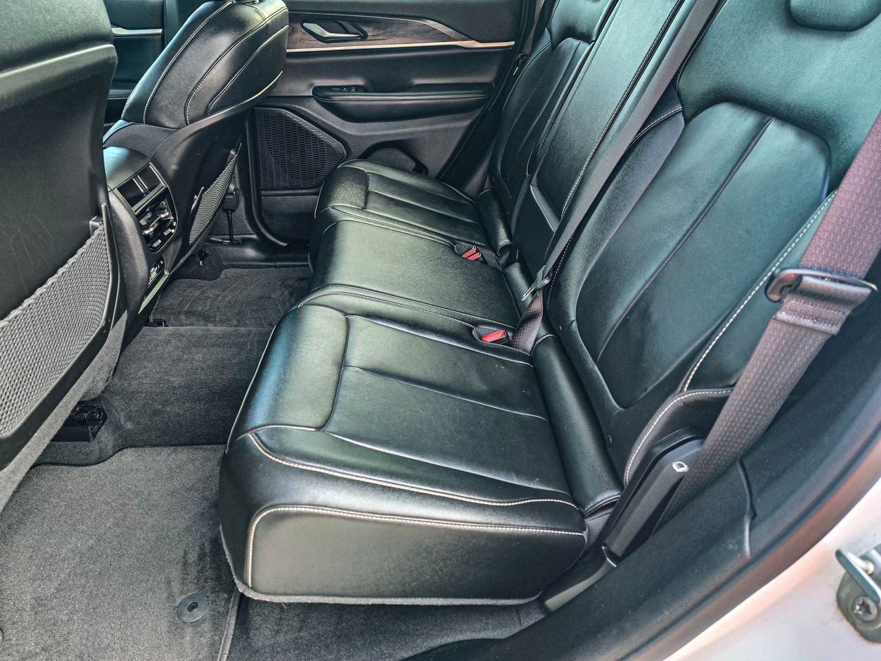 Used 2023 Jeep Grand Cherokee Limited w/ MOPAR Finishing Package AWD/4WD image 31