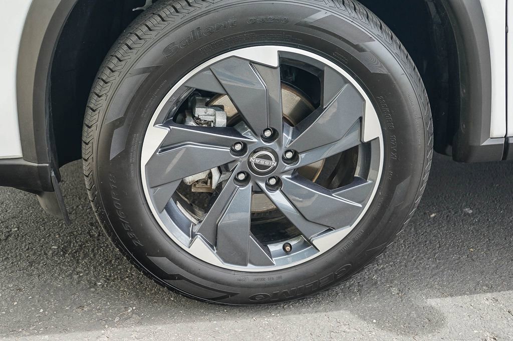 Used 2024 Nissan Rogue SV image 9