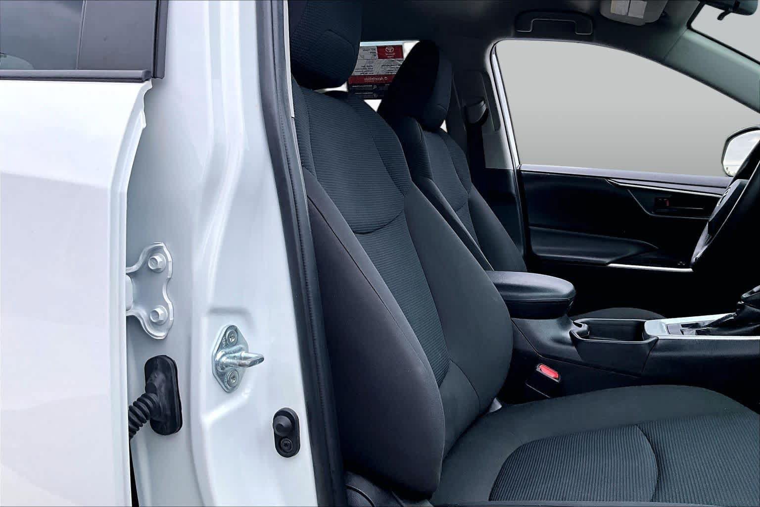 Used 2021 Toyota RAV4 LE AWD/4WD image 9