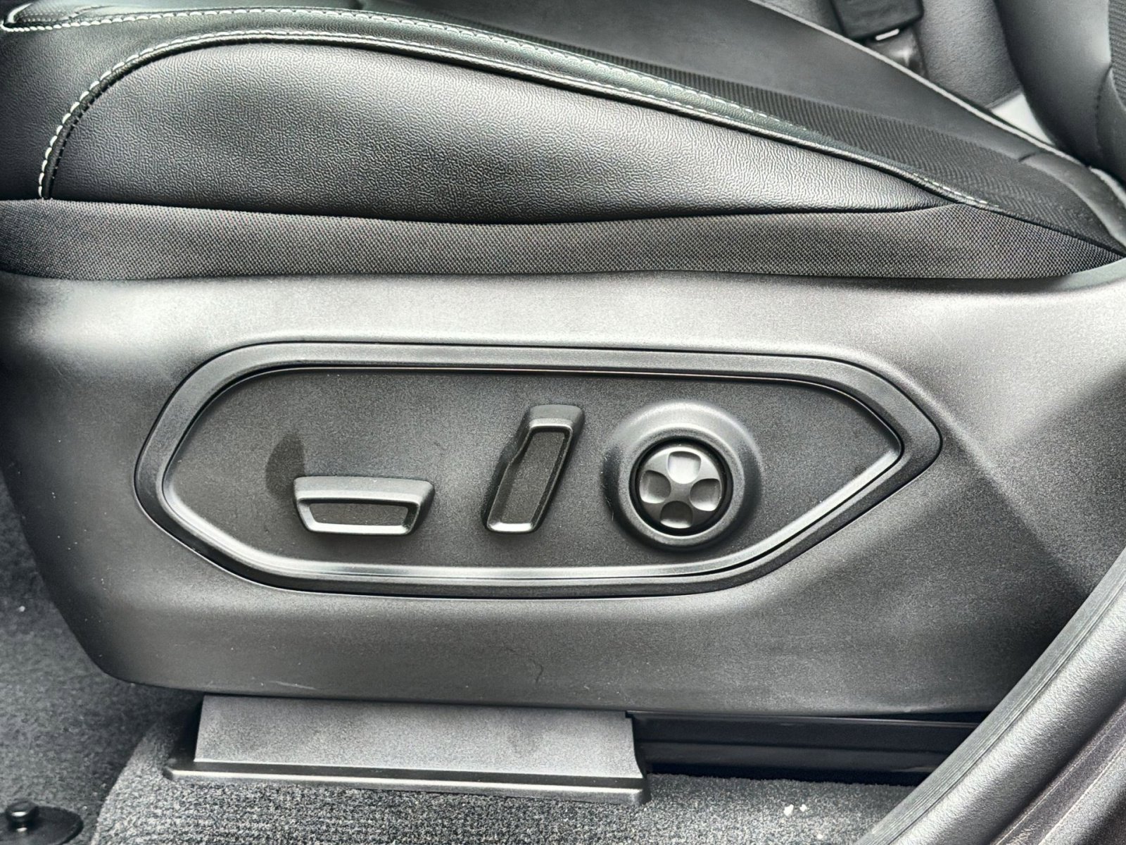 New 2025 Jeep Grand Cherokee L Limited w/ Luxury Tech Group II image 14